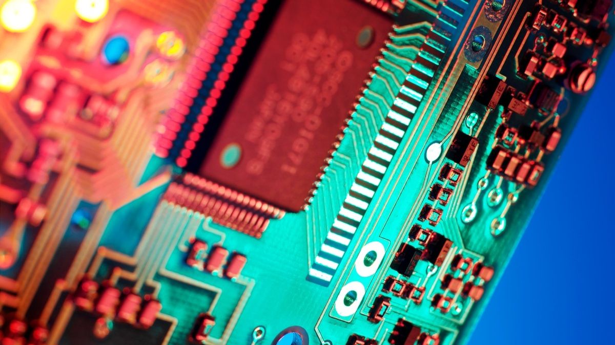Nedostatkové čipy budou chybět až do konce roku, varuje šéf Cisco Systems